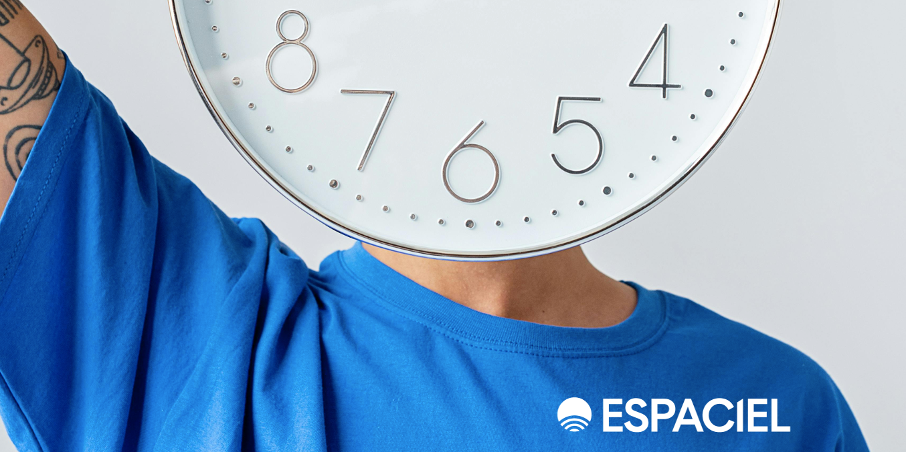Effigie du changement d'heure : un jeune au t-shirt bleu derrière une horloge qui lui masque le visage