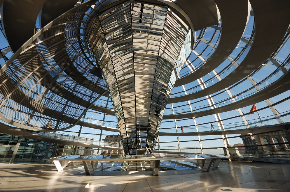 Dispositif d'éclairage naturel du Reichstag à Berlin. Constitué de Réflecteurs et d'une verrière sous un dôme vitré.