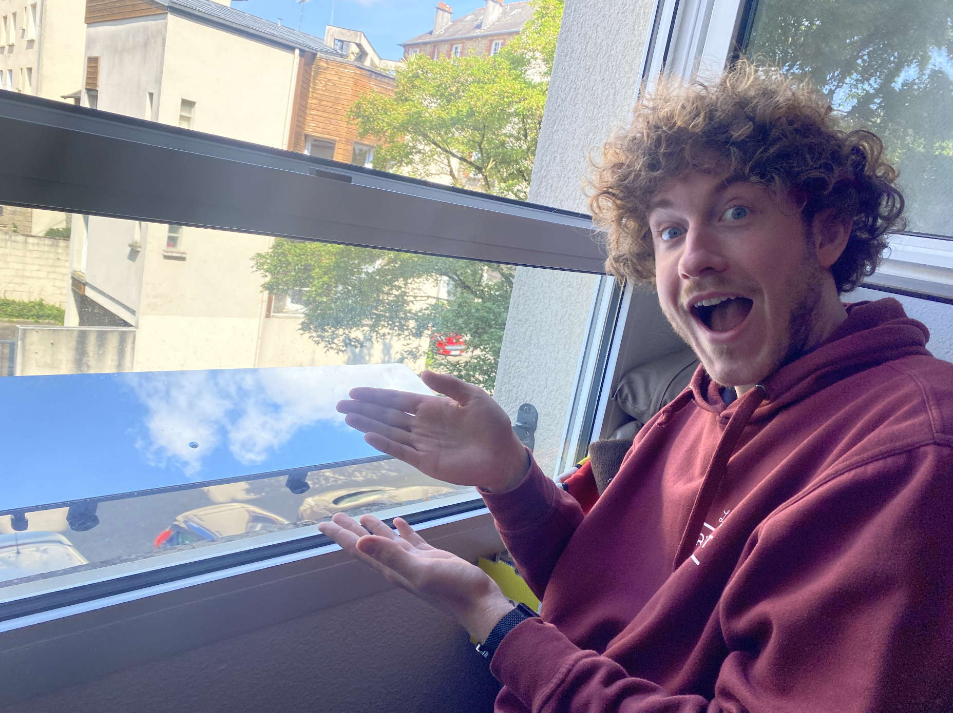 Le Réflecteur Fenêtre devant une allége vitrée